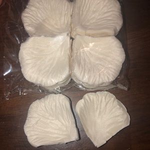 1000 White silk Rose Petals